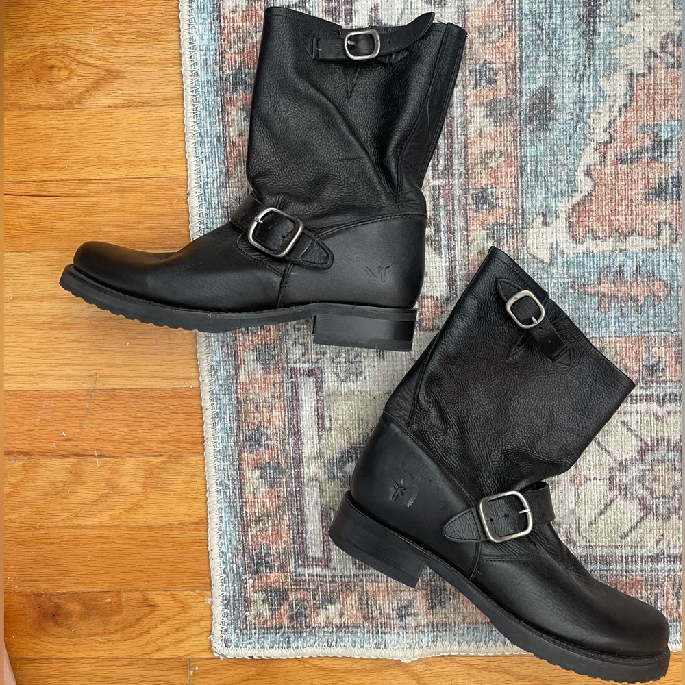 Veronica Flex Short - Black buckle FRYE boots